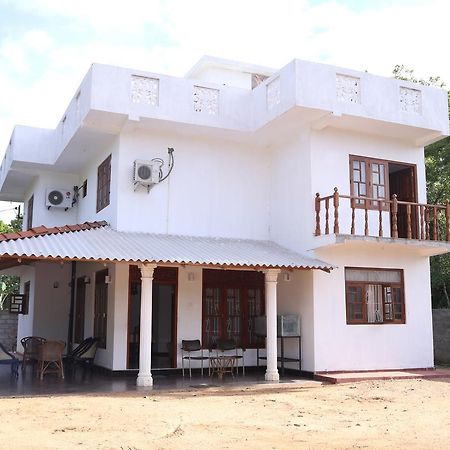 Hotel Whitehouse Tissamaharama Extérieur photo