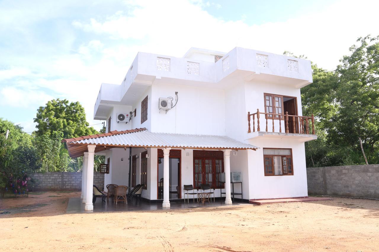 Hotel Whitehouse Tissamaharama Extérieur photo